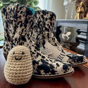 COW BOW WESTERN HAIRON LEATHER
BOOTIES!